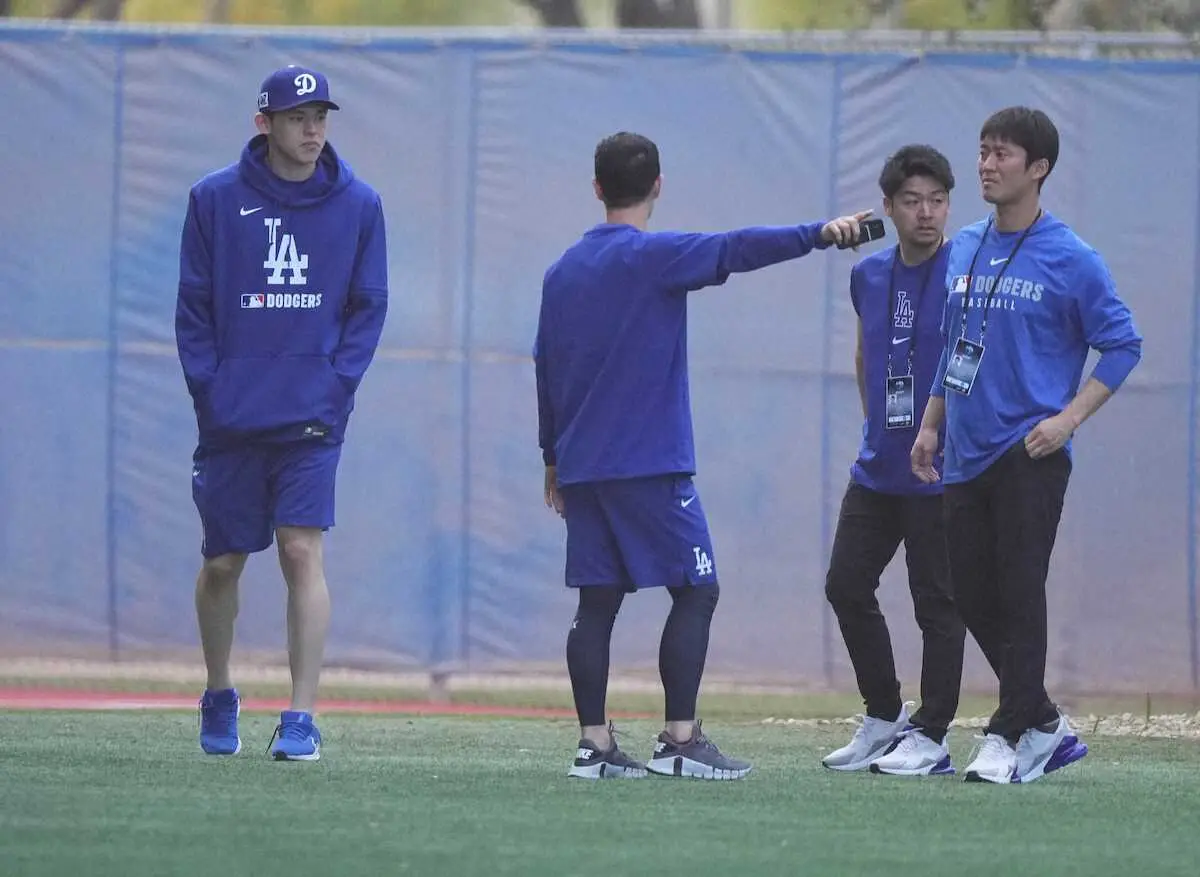 【画像・写真】ドジャース・佐々木朗希　前ロッテのトレーナー2人が練習サポート　