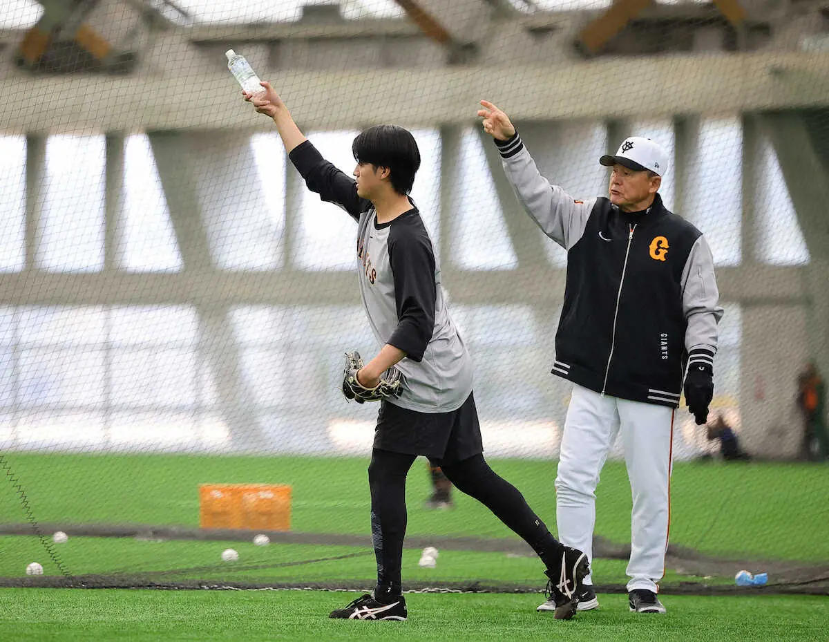 【画像・写真】巨人・西舘　ペットボトル使ってカーブ磨く　手首をひねらないために“ひねった”トレ