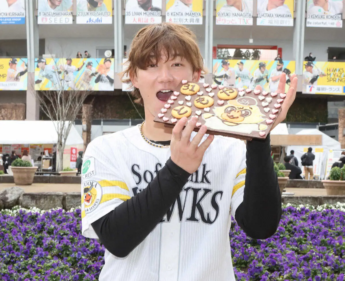 【画像・写真】ソフトバンク正木智也　バレンタインチョコを手にニッコリ　外野手争いへ「打ってアピールを」