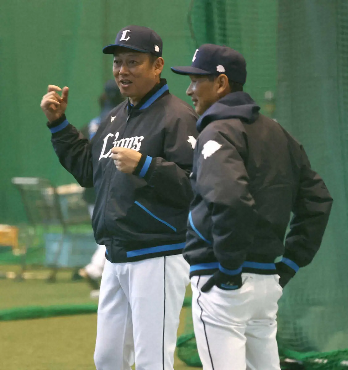 【画像・写真】西口監督（右）と話す鳥越ヘッドコーチ