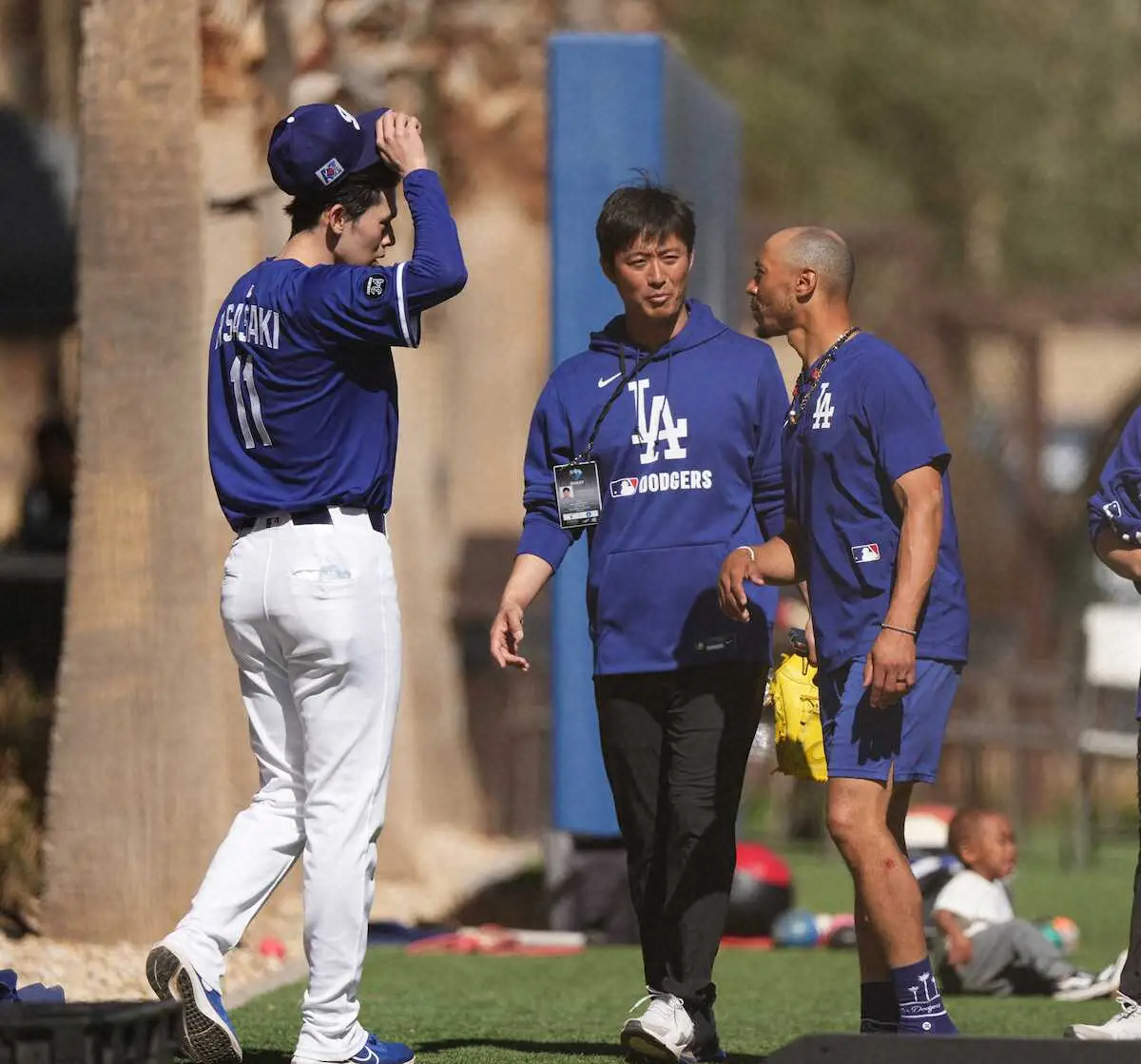 【画像・写真】＜ドジャースキャンプ＞ベッツ（右）と話す佐々木（撮影・沢田　明徳）