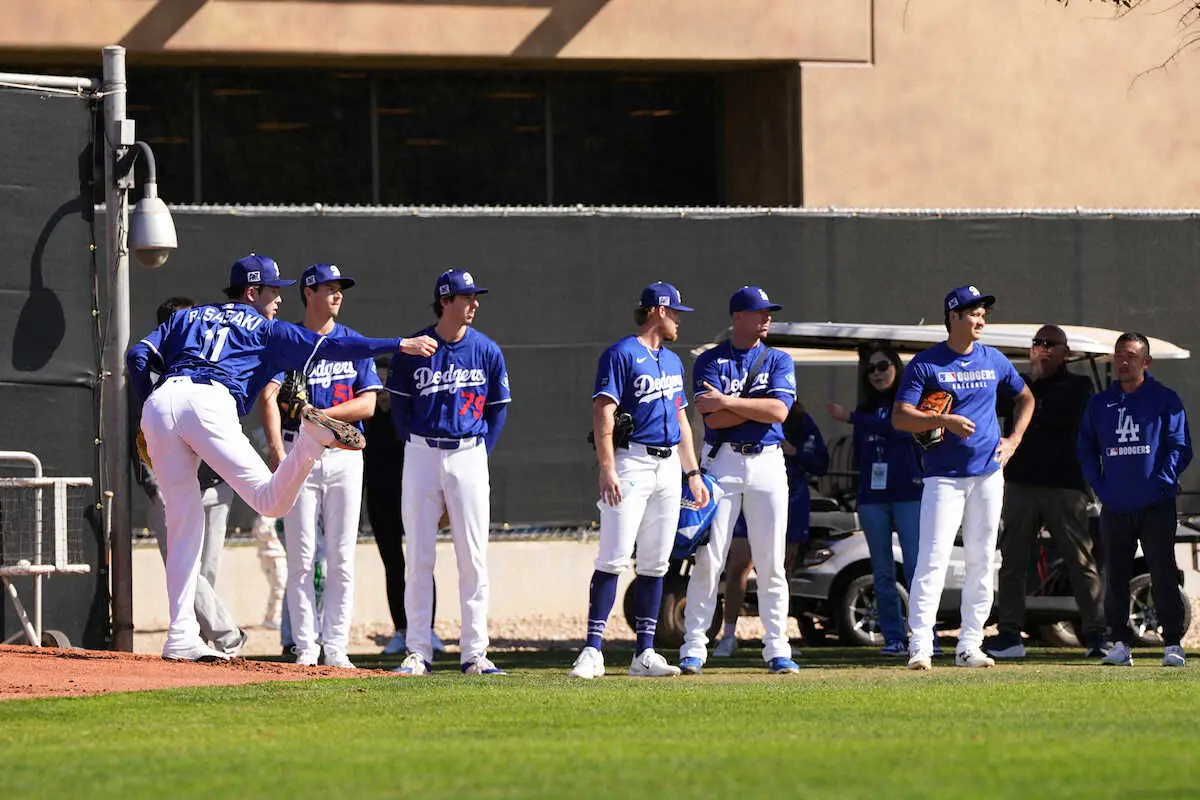 【画像・写真】＜ドジャースキャンプ＞大谷（右端）が見つめる中、ブルペンで投球練習する佐々木（撮影・沢田　明徳）