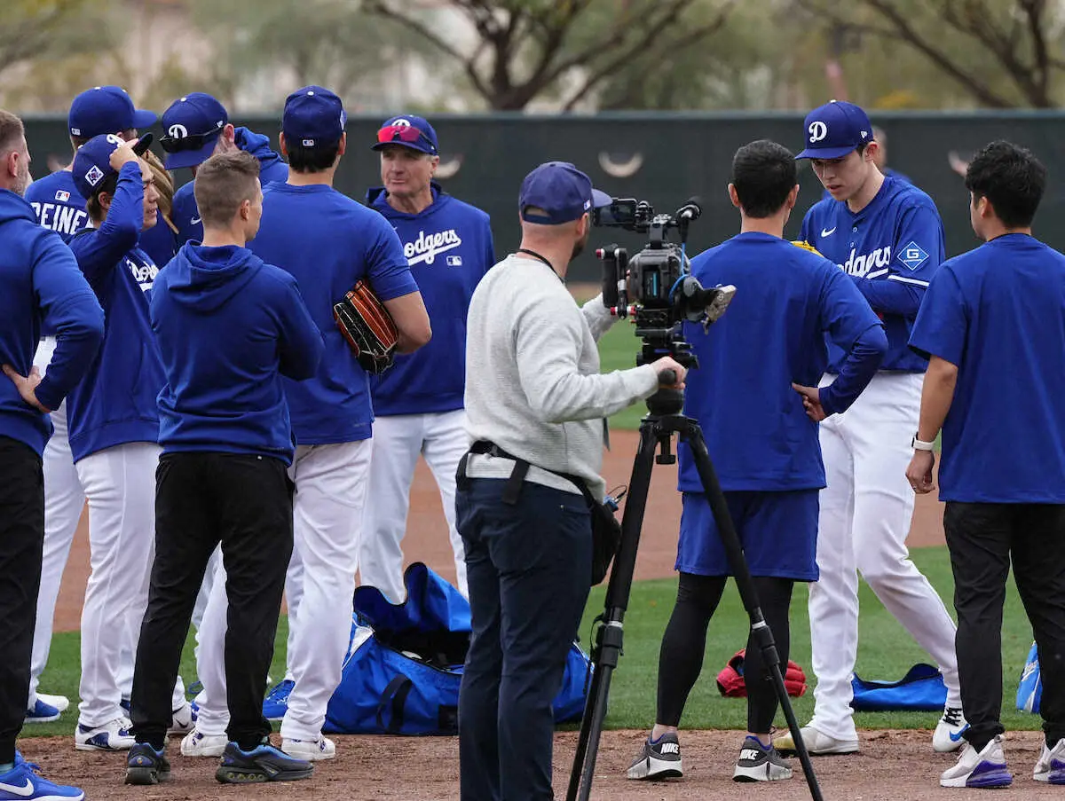 【画像・写真】＜ドジャースキャンプ＞同じグラウンドで練習する（左から）山本、大谷、佐々木（撮影・沢田　明徳）