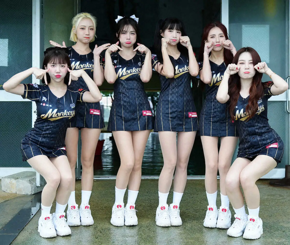 【画像・写真】来湾の人気チアリーダー「楽天ガールズ」ロッテとの交流戦中止も即席サイン会でファンと交流