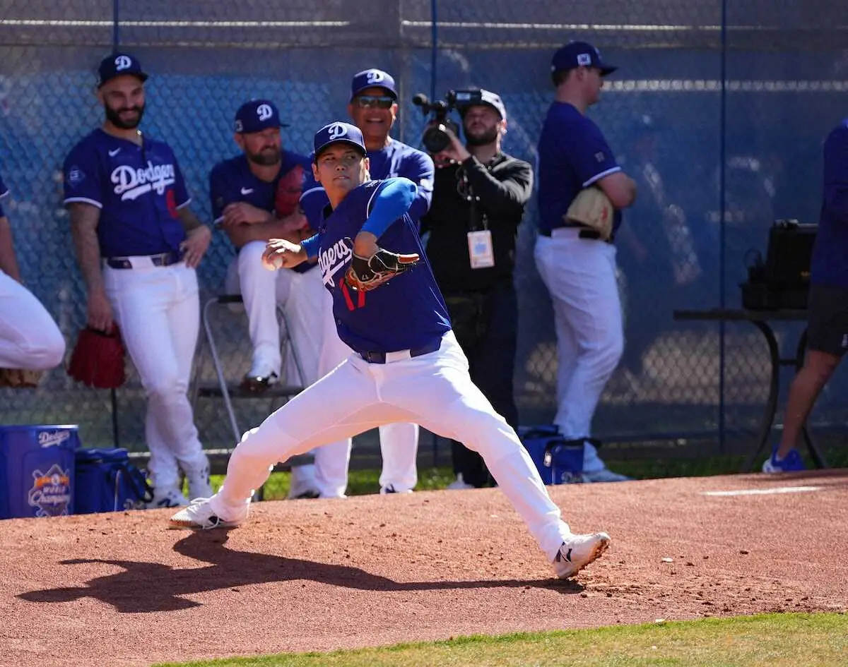【画像・写真】ブルペンで投球練習する大谷（撮影・沢田　明徳）