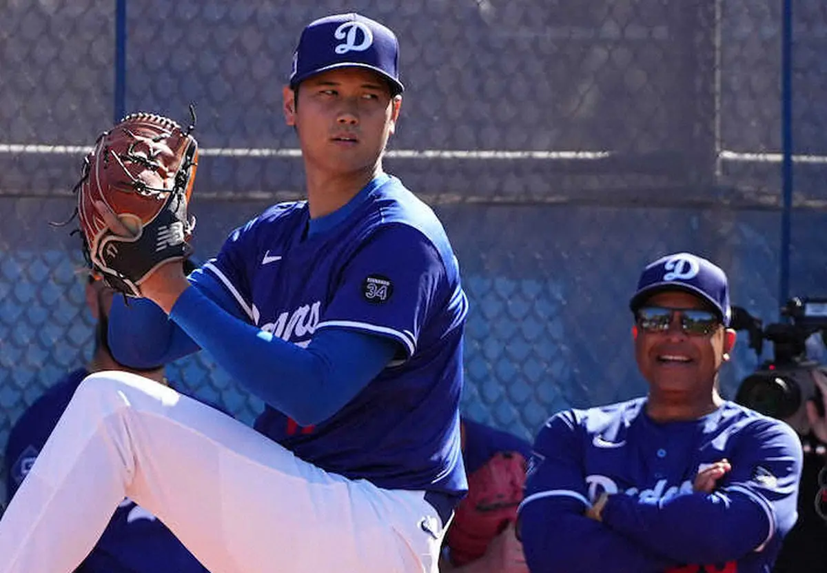 【画像・写真】大谷の投球練習中、笑顔が絶えないドジャース・ロバーツ監督(右)