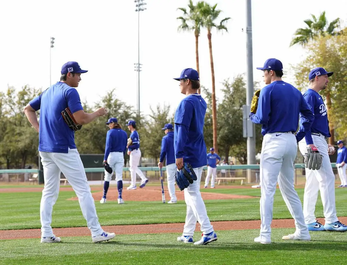 【画像・写真】大谷翔平＆山本由伸＆佐々木朗希“初3ショット”　大谷がブルペン入り翌日に投手ミーティング参加