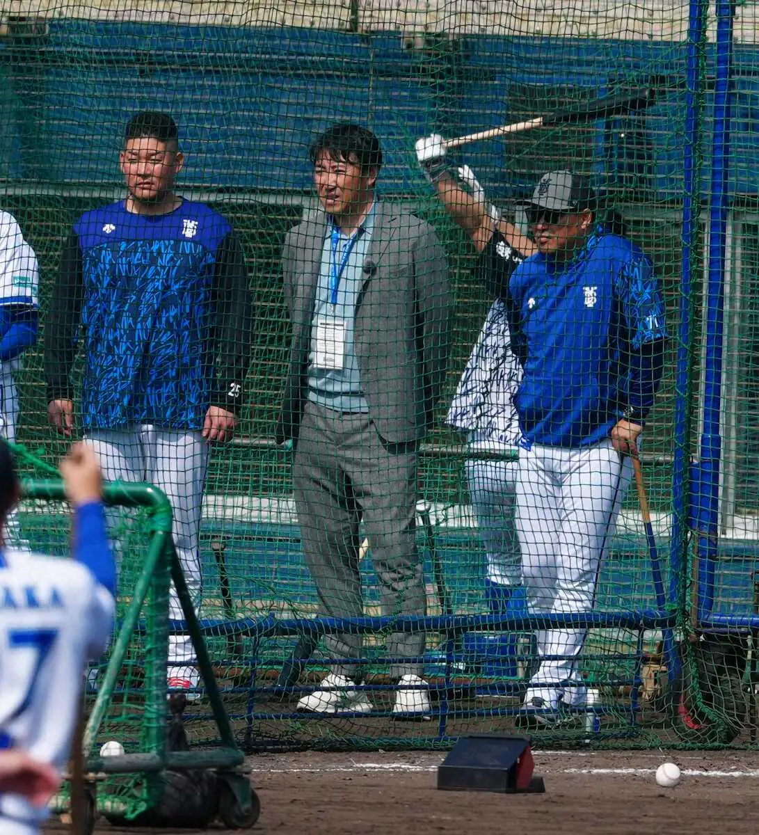 【画像・写真】DeNA 筒香嘉智が再びの驚弾！　ランチ特打でバックスクリーン越え140M弾　15日には180M