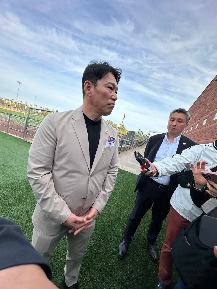 【画像・写真】エンゼルスのキャンプ視察に訪れた侍ジャパンの井端監督