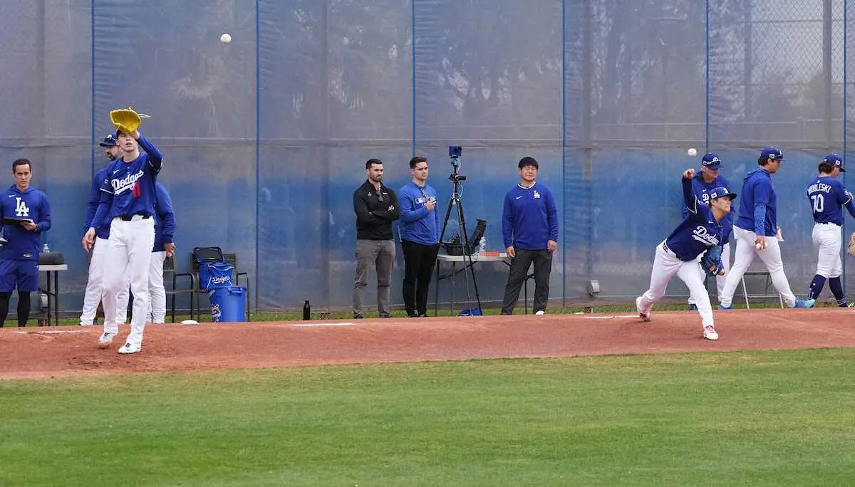 【画像・写真】同じ時間帯にブルペンで投球練習するドジャースの佐々木（左）と山本（撮影・沢田　明徳）