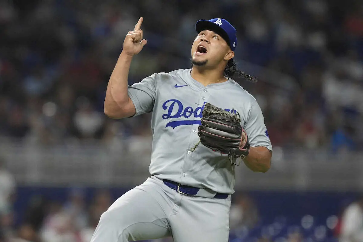 【画像・写真】ドジャース恒例“手羽先大食い大会”大谷翔平らが優勝候補に挙げた「バズーカ」って誰？園田通訳も参戦