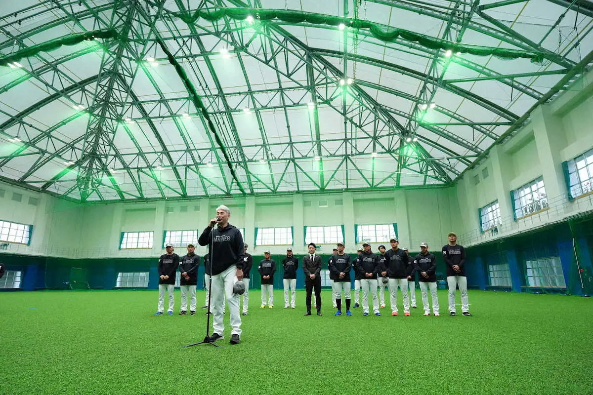 【画像・写真】ロッテ・吉井理人監督　糸満市の室内練習場新設に感謝「素晴らしい室内練習場」