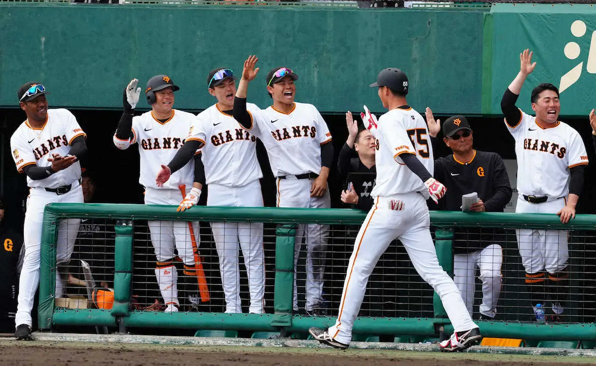 【画像・写真】巨人・秋広が今季対外試合第1号！　DeNAとの練習試合で同点2ラン
