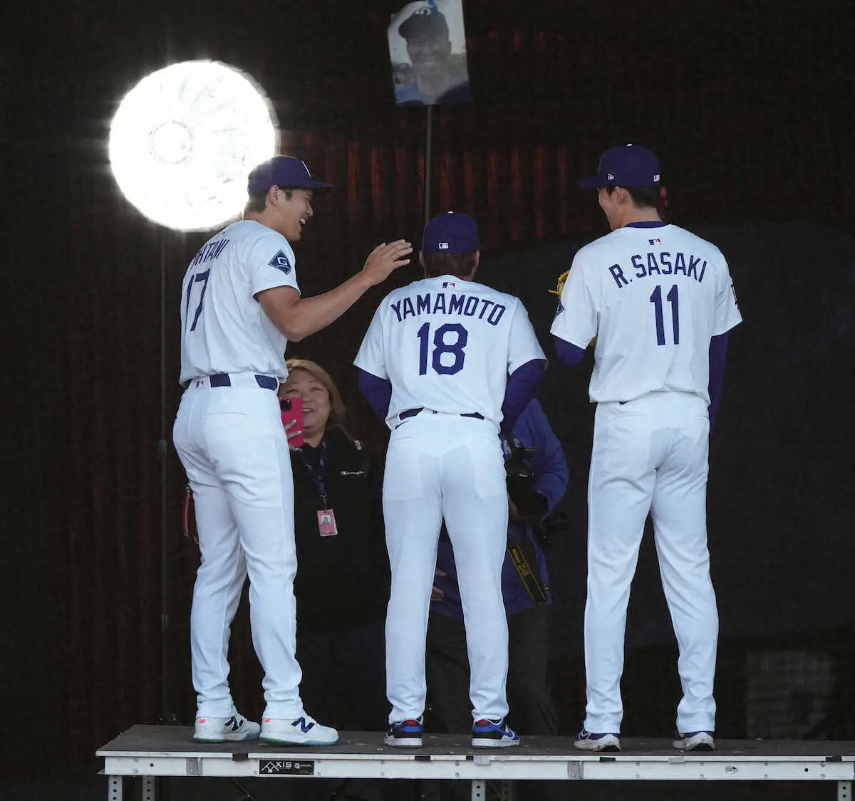 【画像・写真】＜ドジャースキャンプ＞フォトデーの撮影に臨む（左から）大谷、山本、佐々木（撮影・沢田　明徳）