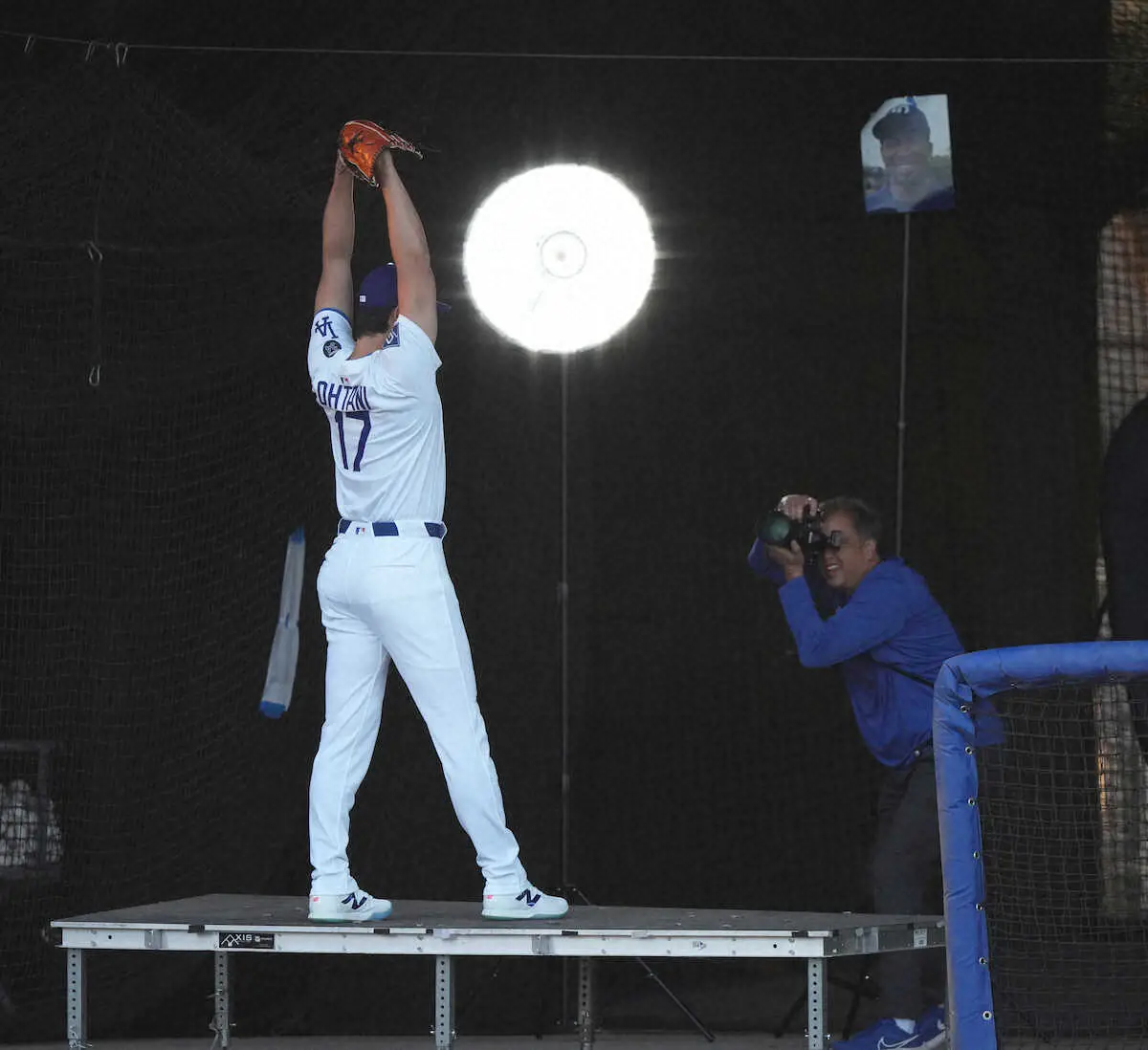 【画像・写真】＜ドジャースキャンプ＞フォトデーの撮影で野茂のトルネード投法を真似する大谷（撮影・沢田　明徳）