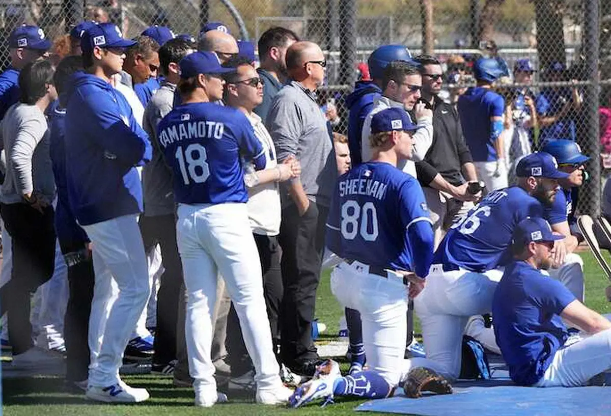 【画像・写真】大谷翔平　今キャンプ2度目の休養日も心配で仕方なかった?　佐々木朗希のライブBPを見守る