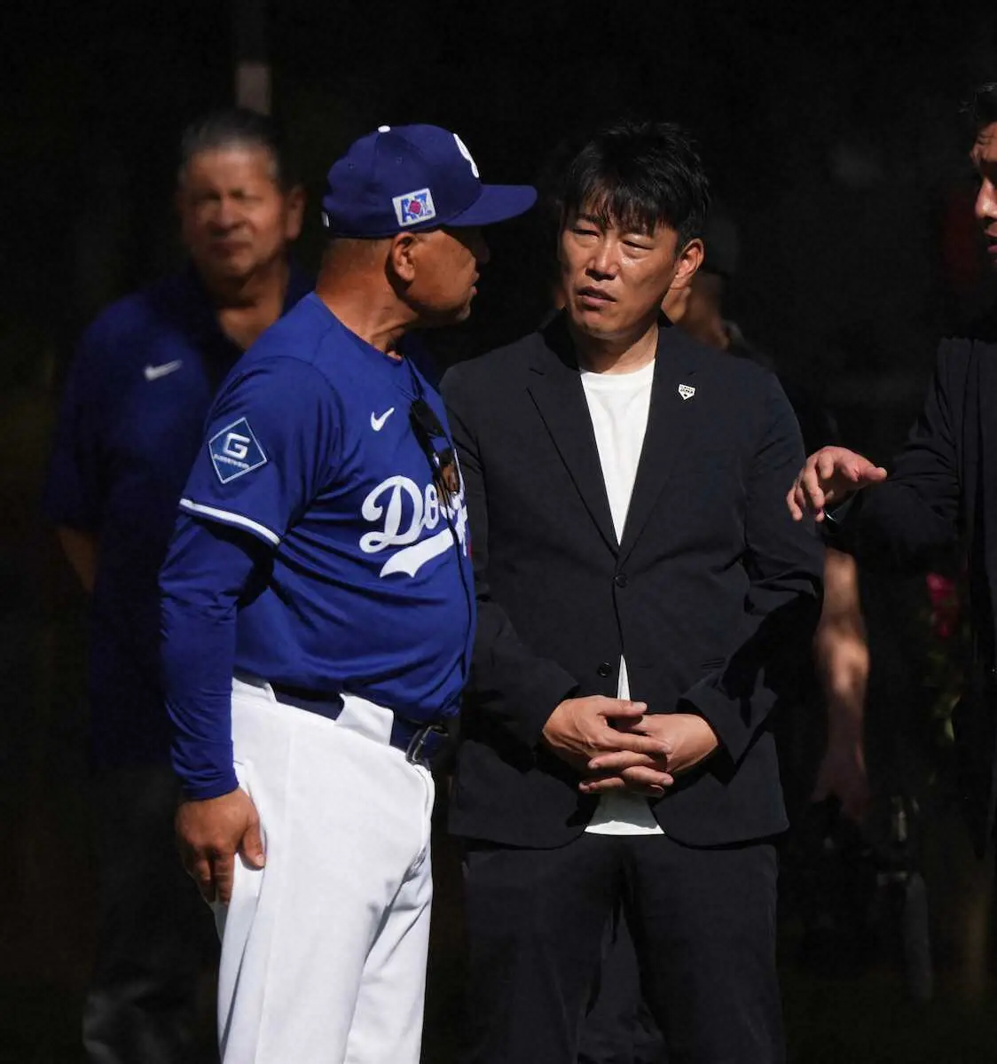 【画像・写真】侍ジャパン・井端監督　大谷の投球練習に熱視線　ロバーツ監督と談笑も