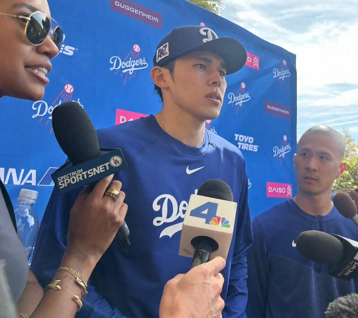 【画像・写真】初のライブBP後、取材に応じる佐々木（撮影・柳原 直之）