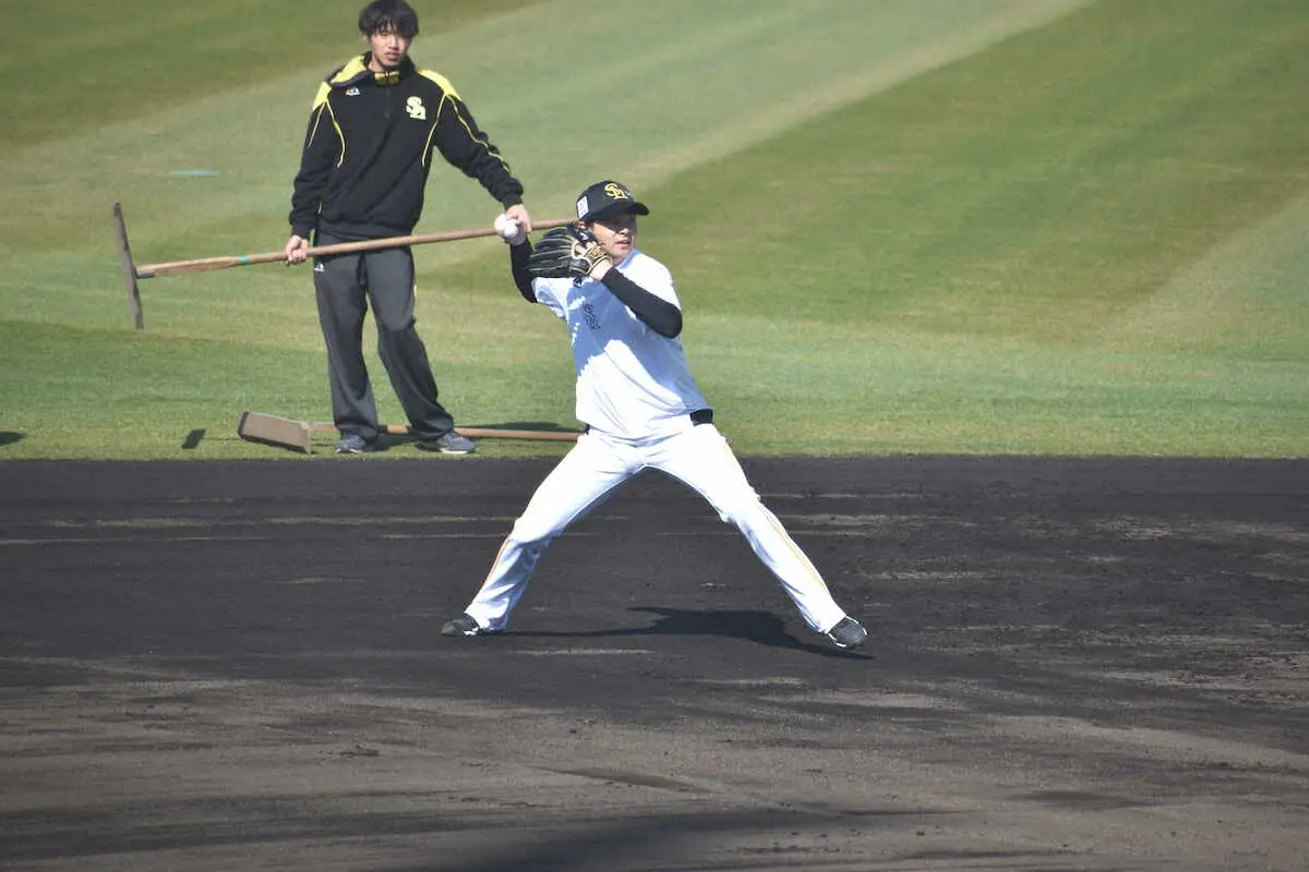 【画像・写真】ソフトバンク・川瀬　負傷後初の屋外で守備＆打撃練習「痛みはもうない」