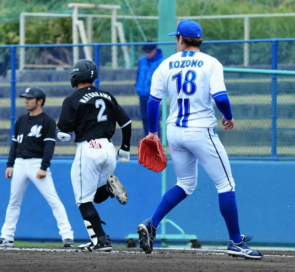 【画像・写真】DeNA小園が2回無失点　市和歌山でバッテリーを組んだロッテ・松川を併殺に切ってガッツポーズ