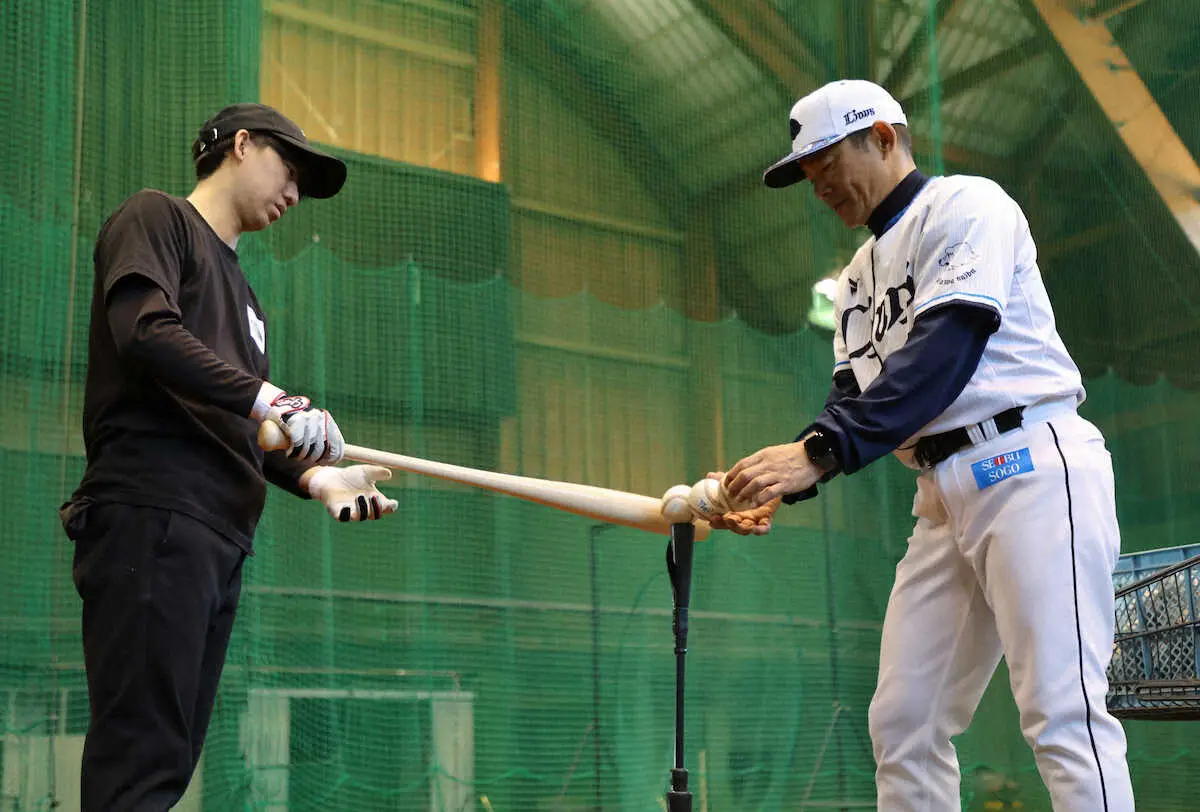 【画像・写真】＜西武南郷キャンプ・福井記者打撃体験＞　仁志コーチの指導を受けながらティ打撃をする福井記者（撮影・篠原岳夫）