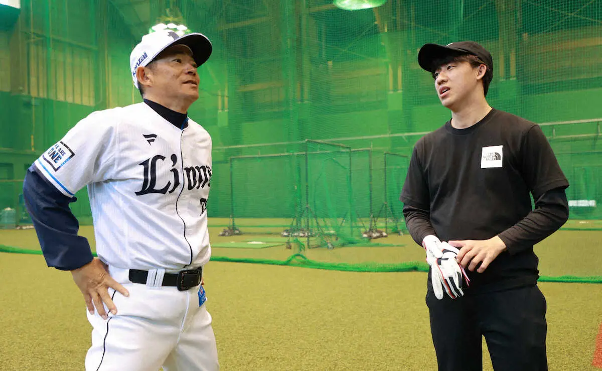 【画像・写真】＜西武南郷キャンプ・福井記者打撃体験＞　仁志コーチの指導を受けながらティ打撃をする福井記者（撮影・篠原岳夫）