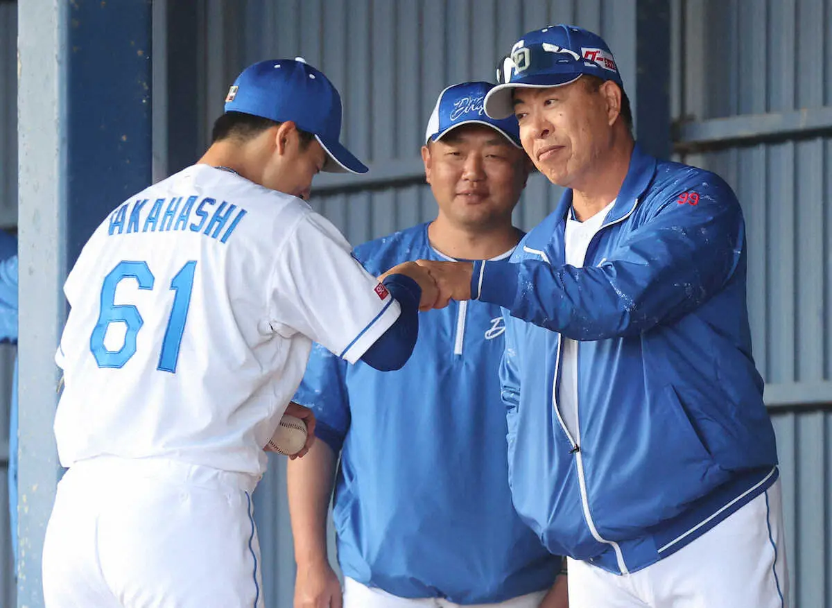 【画像・写真】＜中日春季キャンプ＞ブルペンで投げ終えた高橋幸（左）とグータッチする井上監督（撮影・椎名　航）