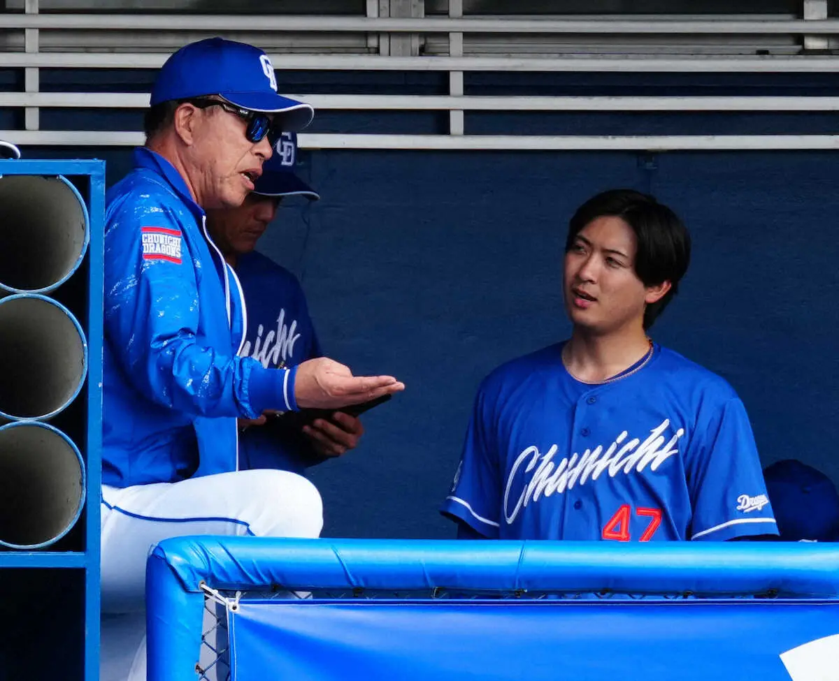 【画像・写真】＜DeNAキャンプ＞8回、吉田（右）と話す井上監督（撮影・島崎忠彦）