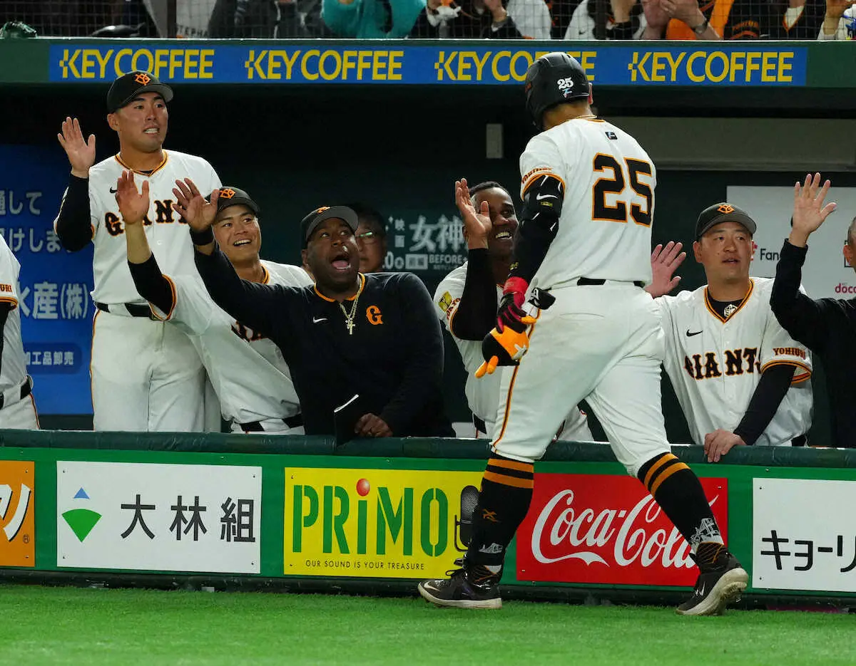 【画像・写真】巨人・岡本和真が“今季1号”2ラン！初実戦第2打席で完璧2ラン　ヘルナンデス1号に続いた