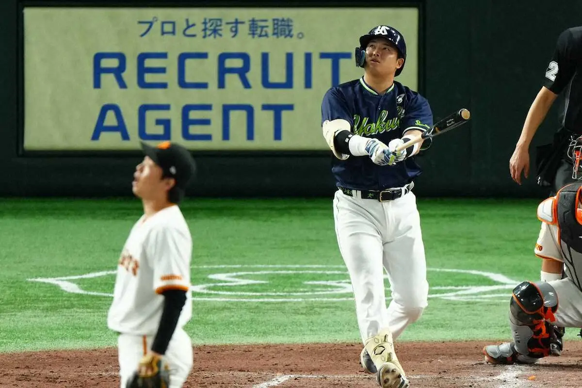 【画像・写真】＜巨・ヤ＞4回、2ランを放つ村上（撮影・西尾　大助）