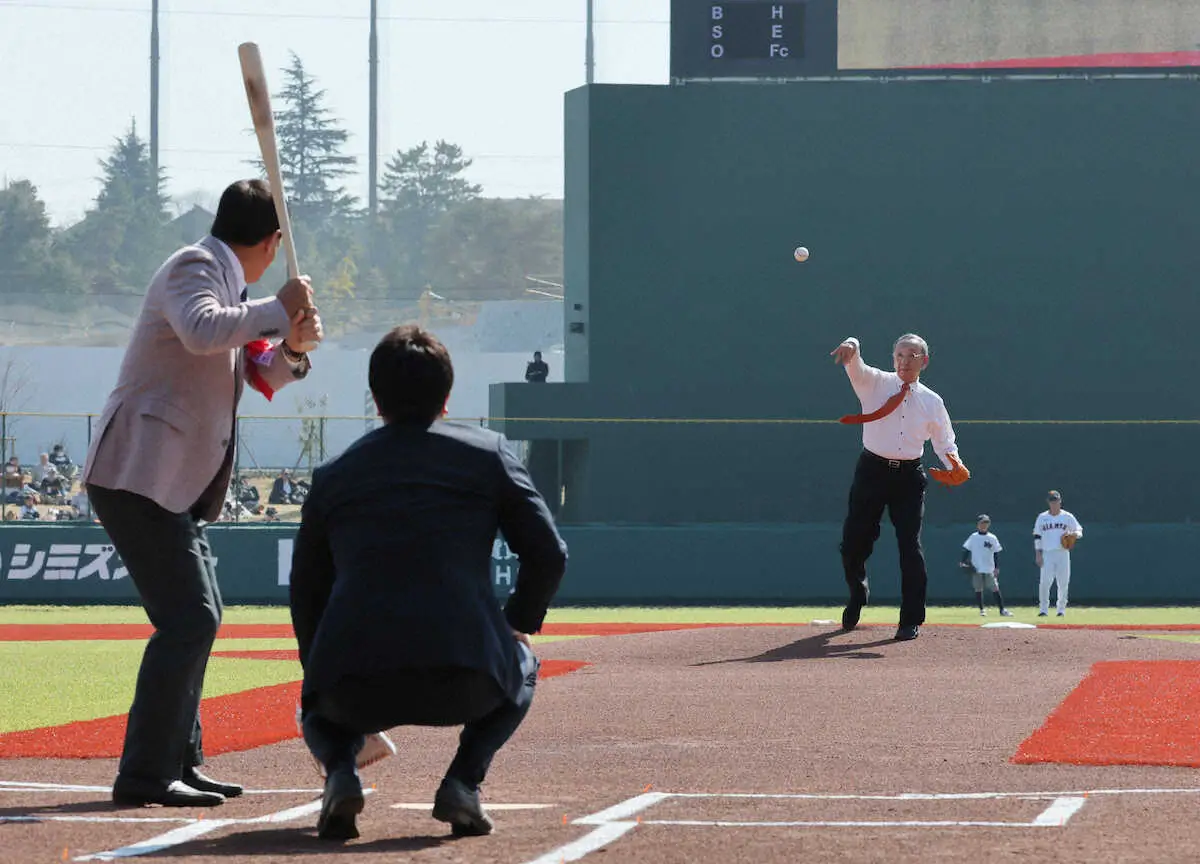 【画像・写真】始球式を行う投手・堀内恒夫氏、捕手・高橋由伸氏、打者・原辰徳氏