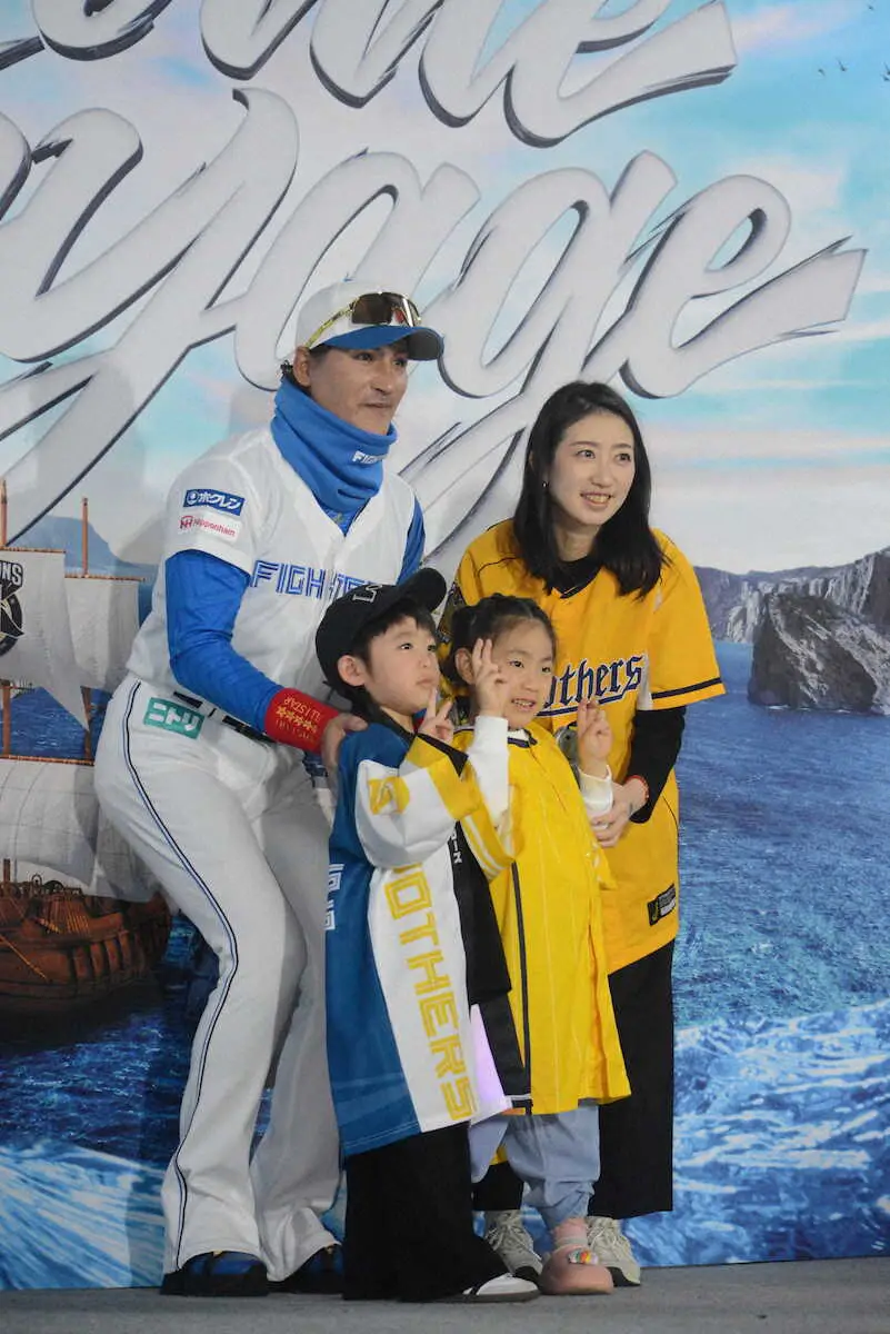 【画像・写真】日本ハム新庄監督　台湾ファンと2ショット撮影会　女性ファンとハートポーズも