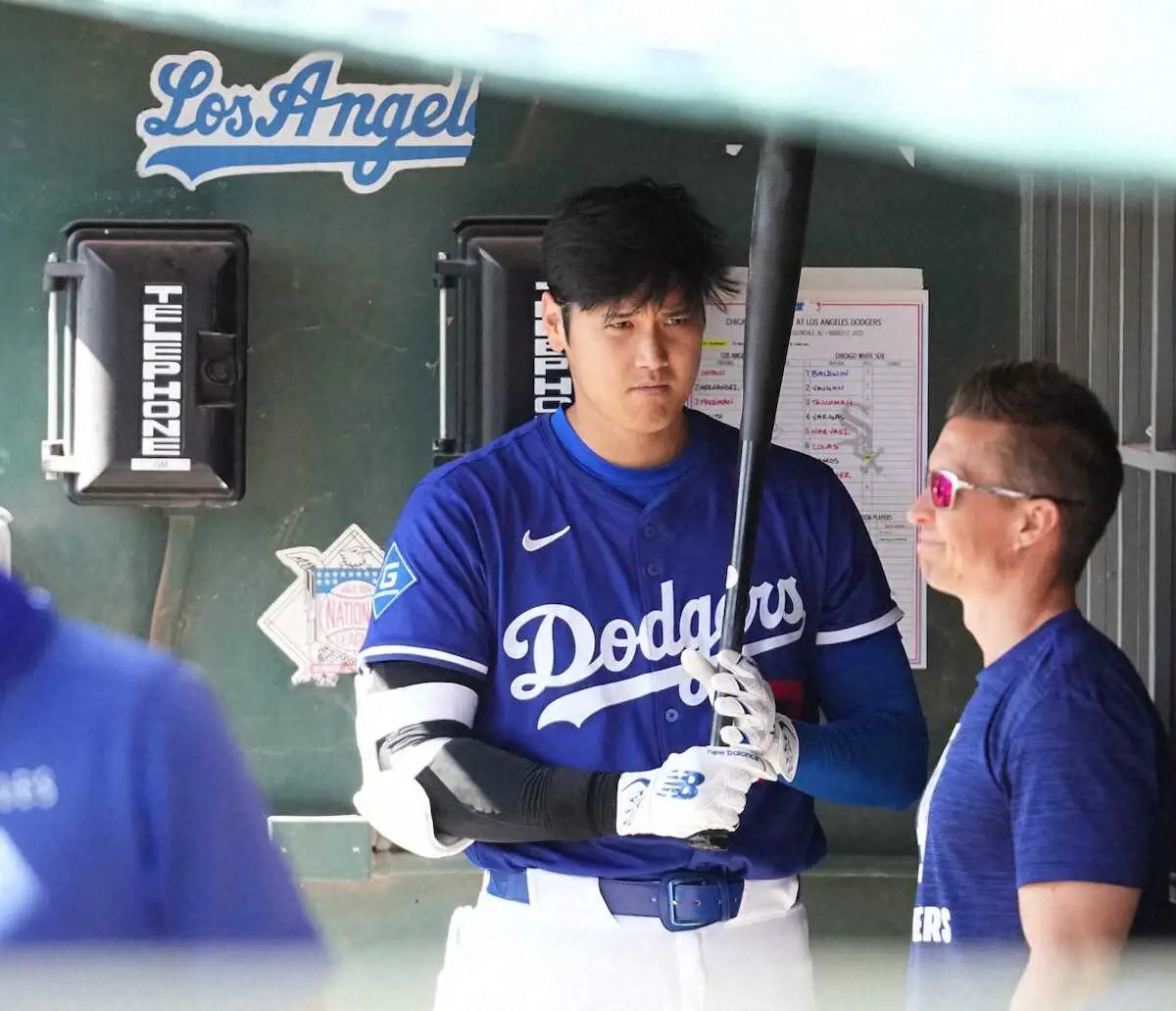 【画像・写真】大谷翔平、まさかの肩透かしに苦笑い　臨時の一塁コーチ「儀式」知らず、首傾けるもヘッドバンプ“空振り”