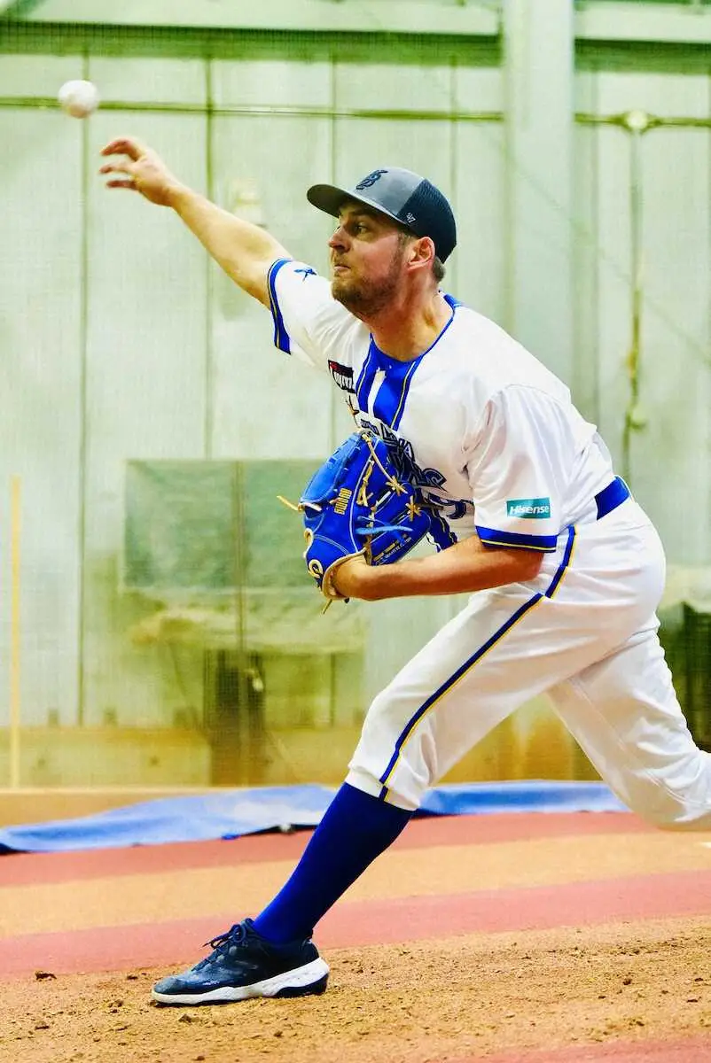 【画像・写真】DeNAバウアーが早くも2度「ソードパフォ」披露　室内ライブBPで46球仕上げ！