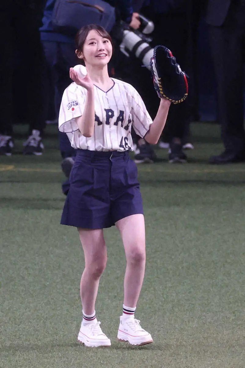 【画像・写真】乃木坂46の黒見明香　人生初始球式はワンバウンド投球　球場からの拍手に笑顔で手を振る