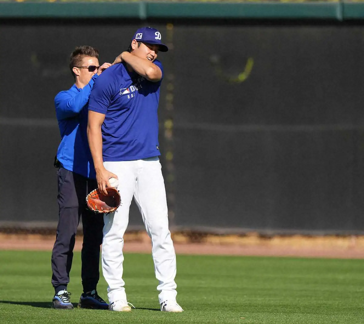 【画像・写真】大谷翔平はキャッチボール中に首から背中を気にする場面も…仲良し“テオ”「ナンカシロ」に笑顔