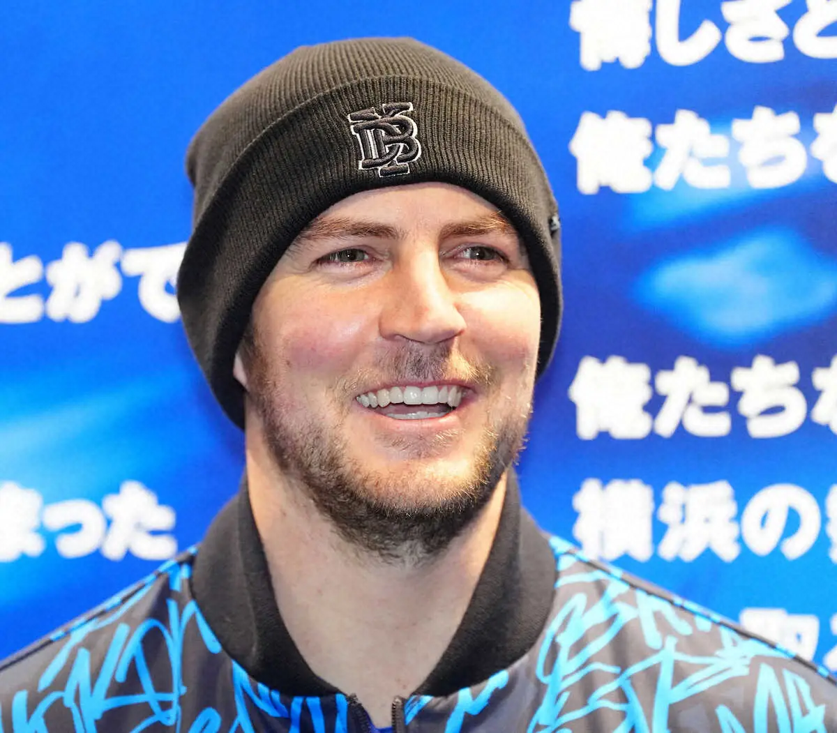 【画像・写真】1軍合流のDeNA・バウアーが取材対応「寒いときはジッパーをゆっくり上げる」と“語録”披露