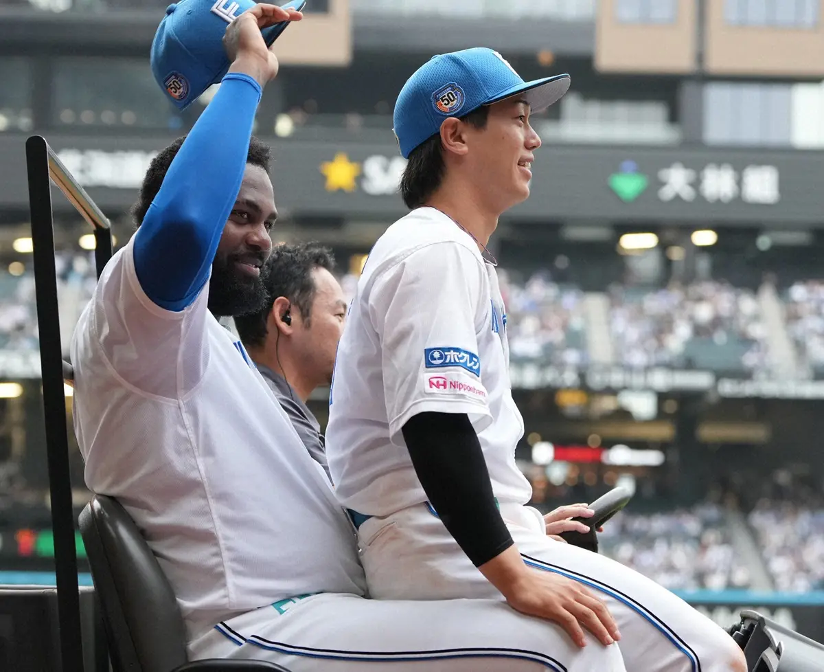 【画像・写真】2024年6月22日の楽天戦後、レイエスの膝の上に乗りエスコンを1周する福田光輝