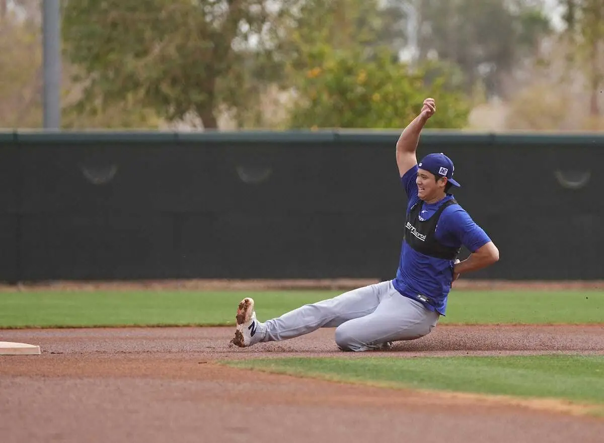 【画像・写真】大谷翔平　左手を腰の後ろに置く“新新”スライディング練習　前夜、新スラ不発で早くも改良　試行錯誤続く