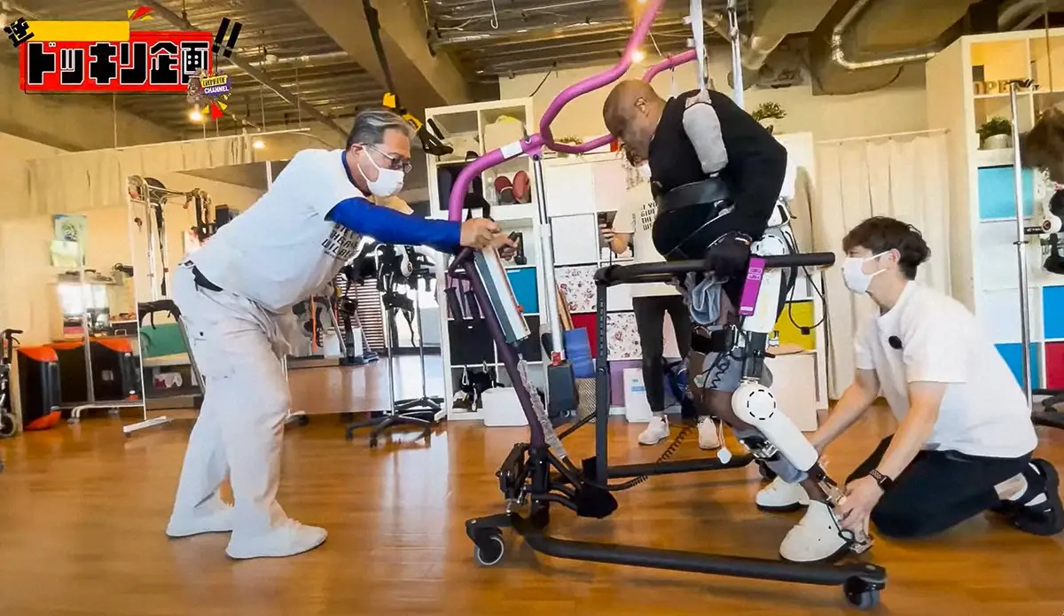 【画像・写真】下半身まひの元巨人・クロマティ氏が涙…38年前の乱闘相手・元中日の宮下氏がリハビリ現場に激励訪問