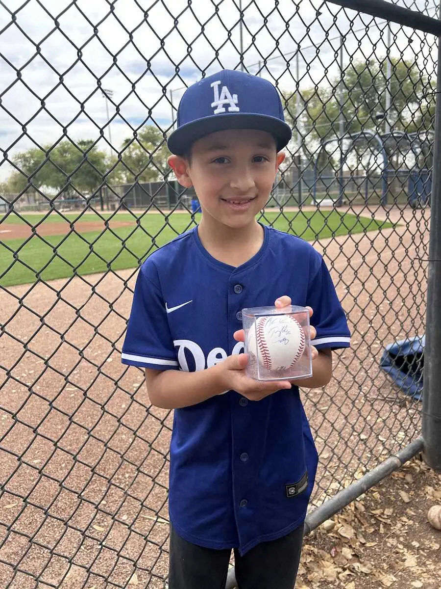 【画像・写真】ドジャース・大谷　練習後に即席サイン会　ハイタッチ成功の少年「あなたが史上最高の選手だ！」