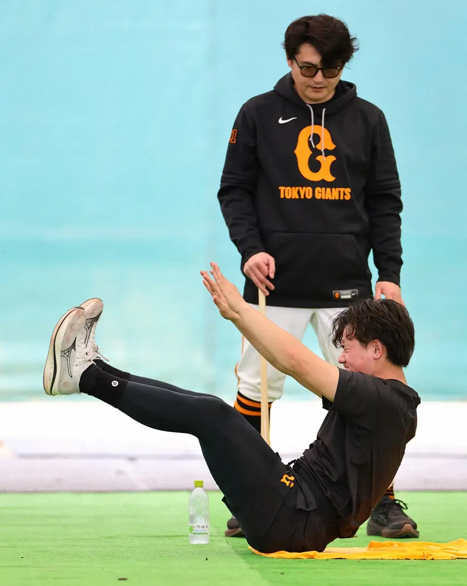 【画像・写真】巨人・井上温大もタジタジ？掲げた今季目標に杉内コーチが笑顔で猛ツッコミ「ちっちぇ～目標だな！」