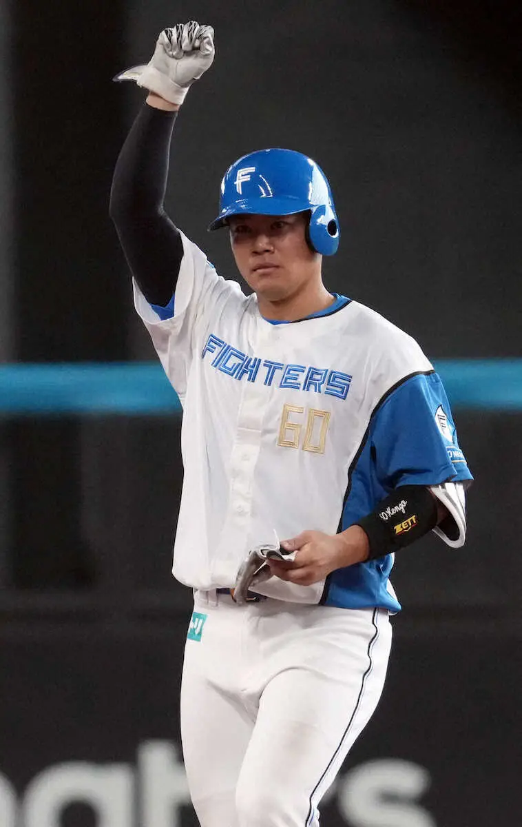 【画像・写真】オープン戦＜日・中＞4回、二塁打を放ちガッツポーズする吉田（撮影・高橋　茂夫）