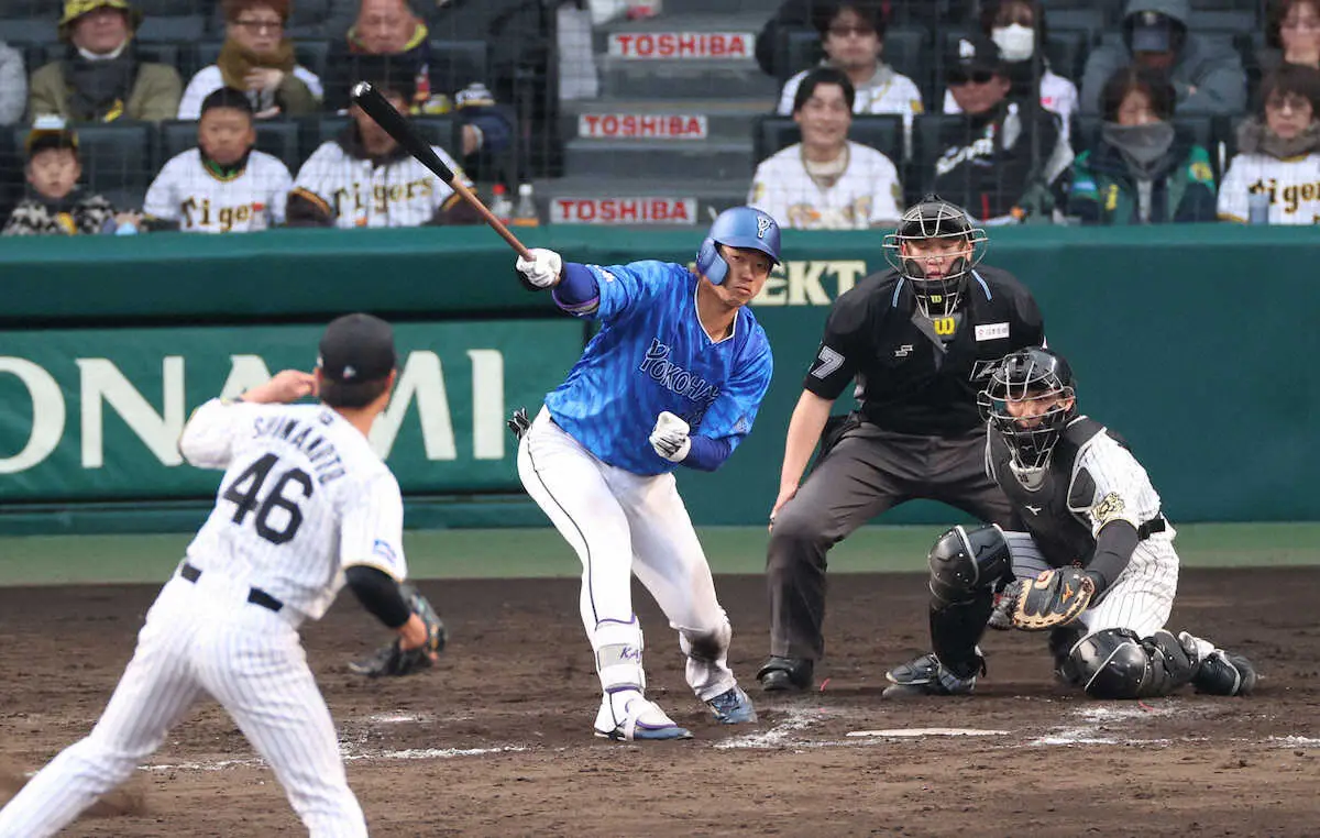 【画像・写真】＜オープン戦　神・D＞9回、梶原は右前適時打を放つ（撮影・平嶋　理子）