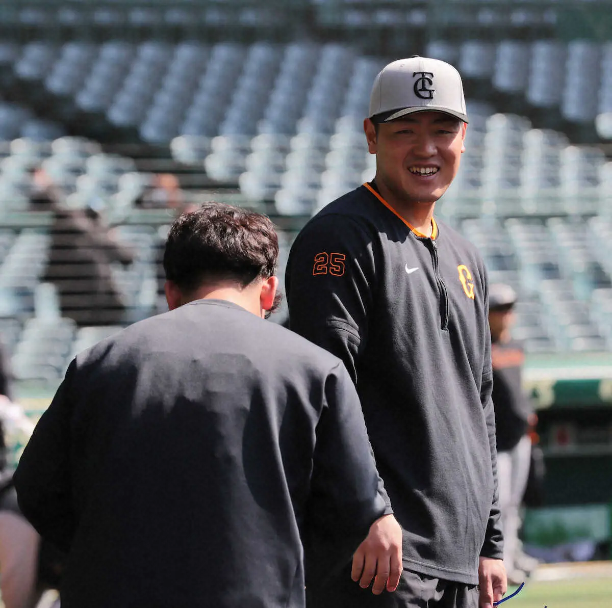 【画像・写真】先輩にしっかり挨拶　阪神・伊原が巨人・岡本を“表敬訪問”