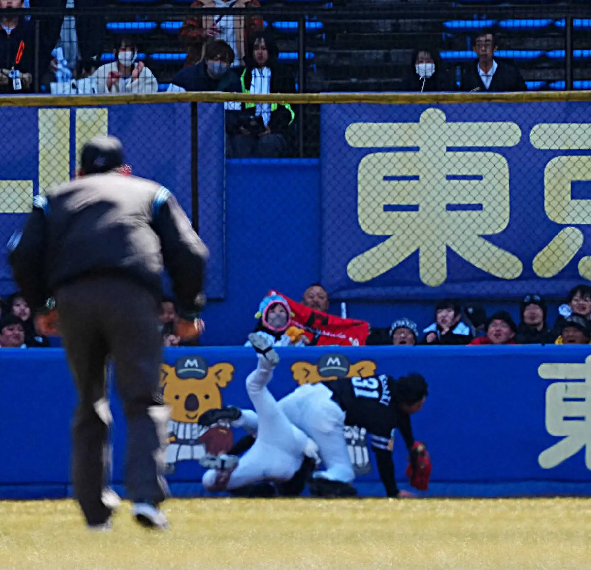 【画像・写真】ソフトバンク・周東佑京　守備で交錯して途中交代　