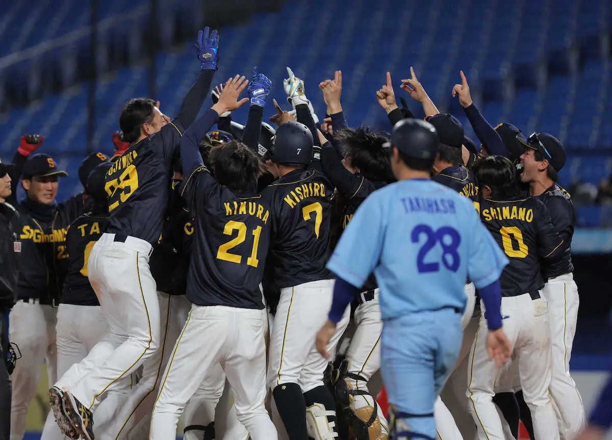 【画像・写真】鷺宮製作所が初V！ソフトバンク・野村の弟・工がサヨナラ3ラン　幡野監督「腰が抜けてました」