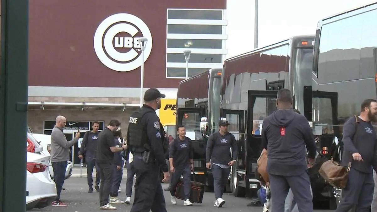 【画像・写真】カブス　日本開幕戦に向けキャンプ施設を出発　白バイ2台が先導　開幕戦は今永昇太と山本由伸が激突