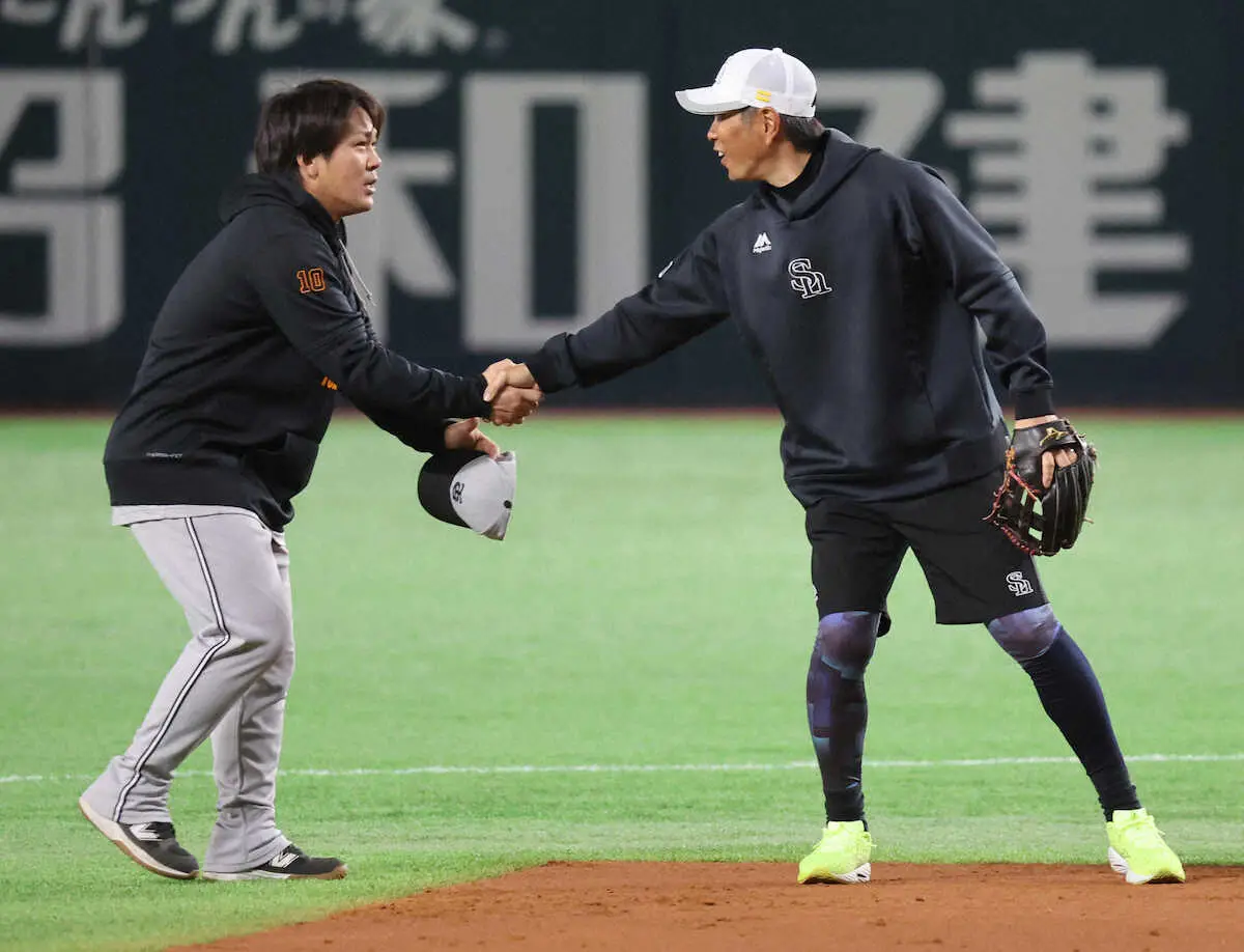 【画像・写真】ソフトバンク・小久保監督(右)　と握手する甲斐