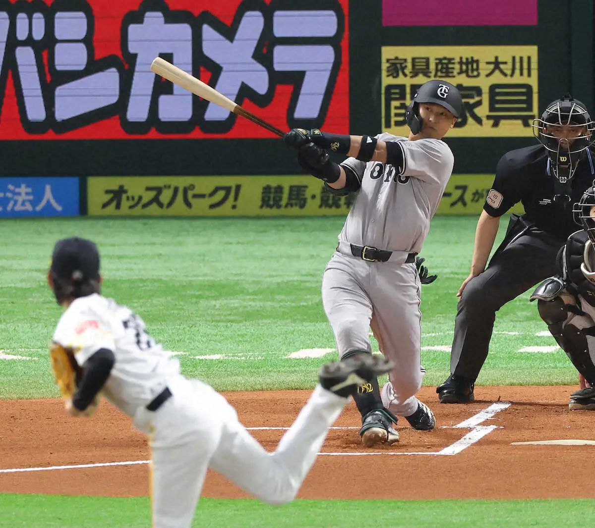 【画像・写真】オープン戦＜ソ・巨＞初回、2ランを放つ巨人・吉川（撮影・岡田　丈靖）